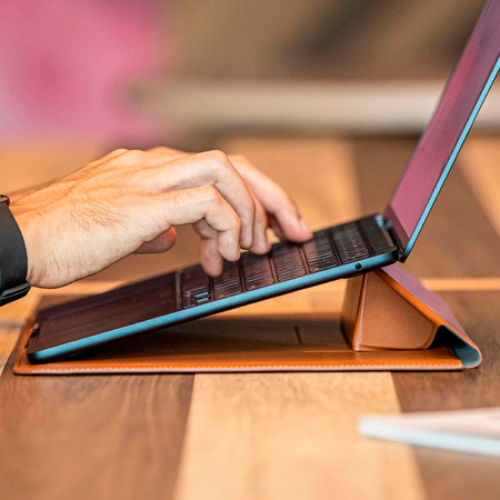 Uniq чехол-папка для MacBook 14.2 Oslo V.2 PU leather Magnetic Laptop (оранжевый) OSLO(14)-MUSTARD