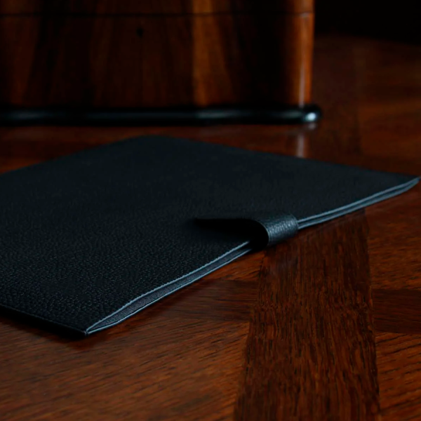 Bustha чехол-папка для MacBook 13.6 Jump Slim Leather (черный) BST755383